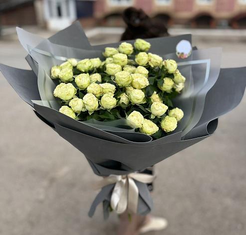 Букет Белые кустовые розы Солинеро в Приволжске
