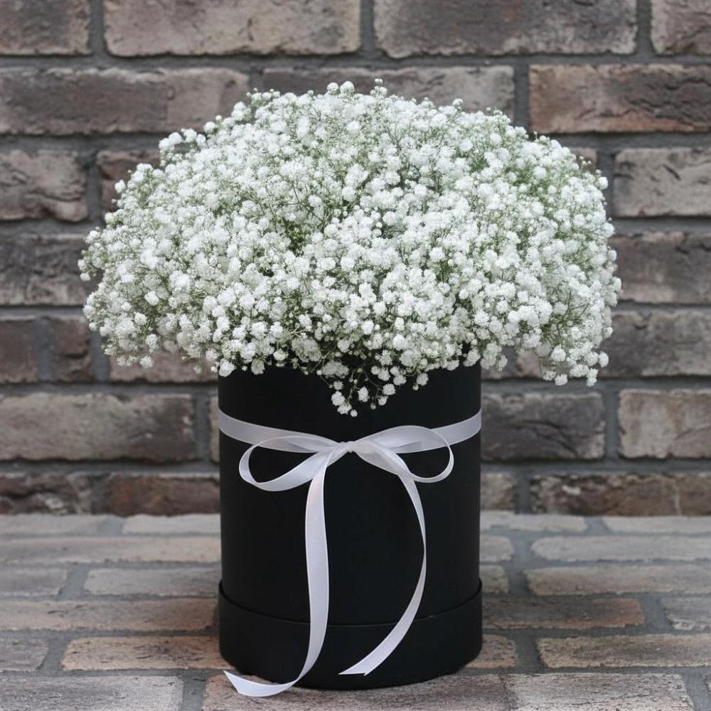 Цветочная композиция из Гипсофила в шляпной коробке в Приволжске