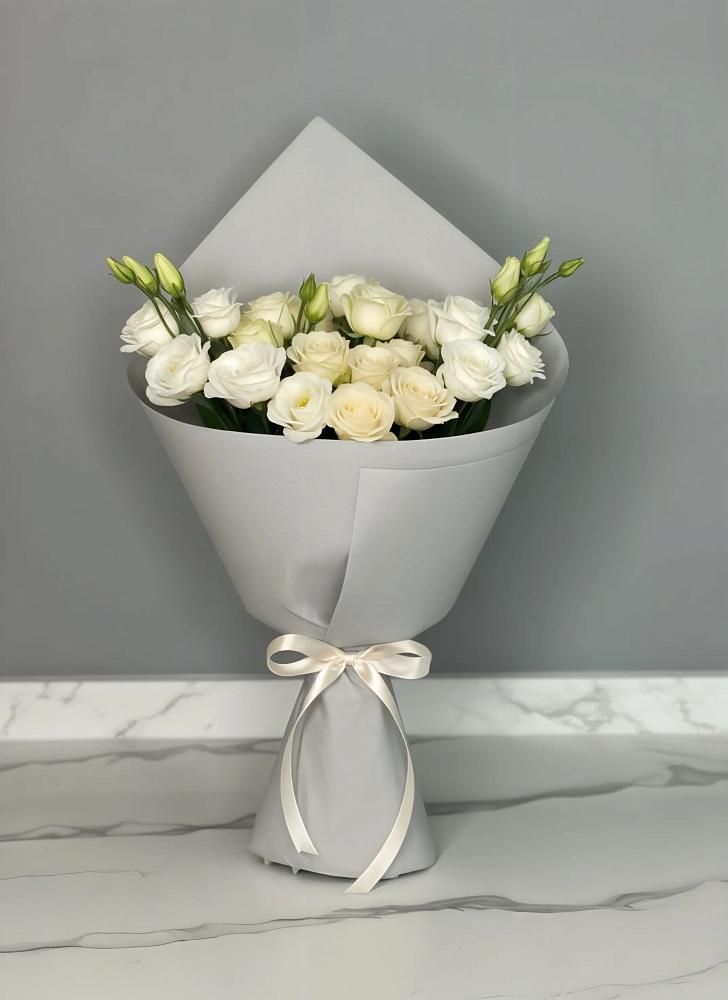 Букет цветов из: Розы и Лизиантусы в Приволжске