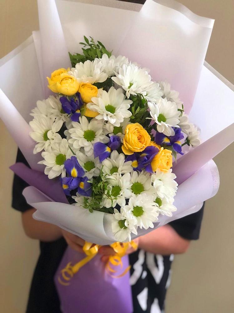 Букет цветов из: Ирисы, Хризантемы и Розы в Приволжске