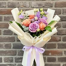 Букет цветов из:  Лизиантусы и Розы в Приволжске