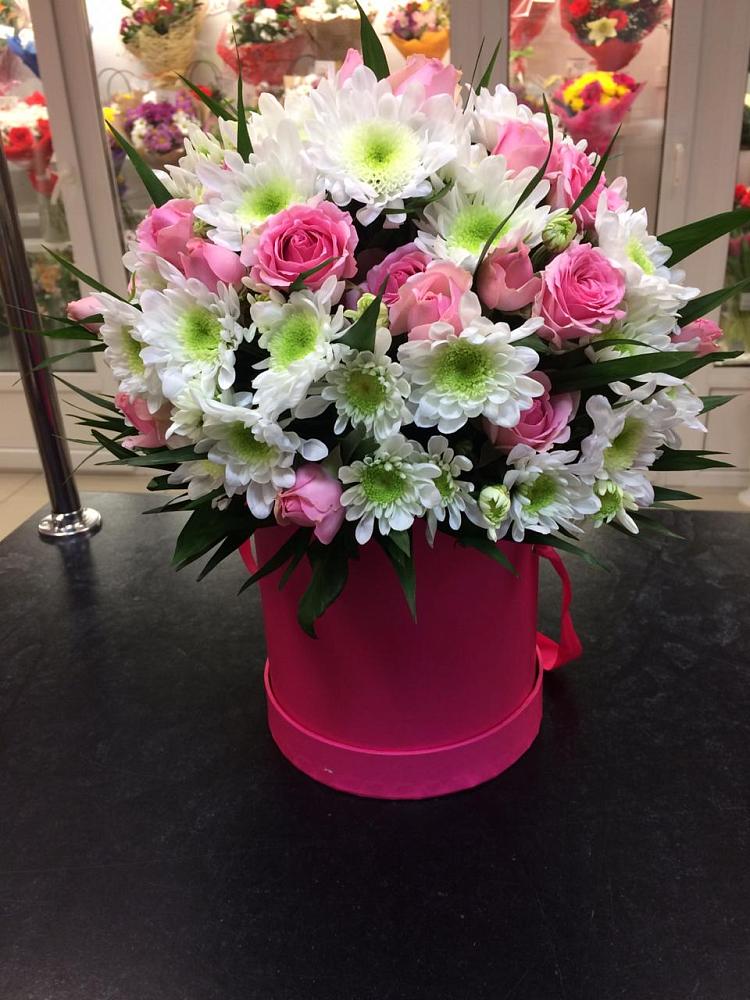 Цветочная композиция из Розы и Хризантемы в шляпной коробке в Приволжске