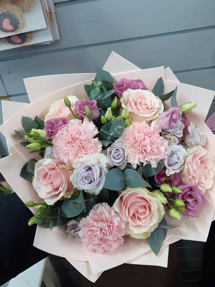 Букет цветов из: Розы, Гвоздики и Лизиантусы в Приволжске