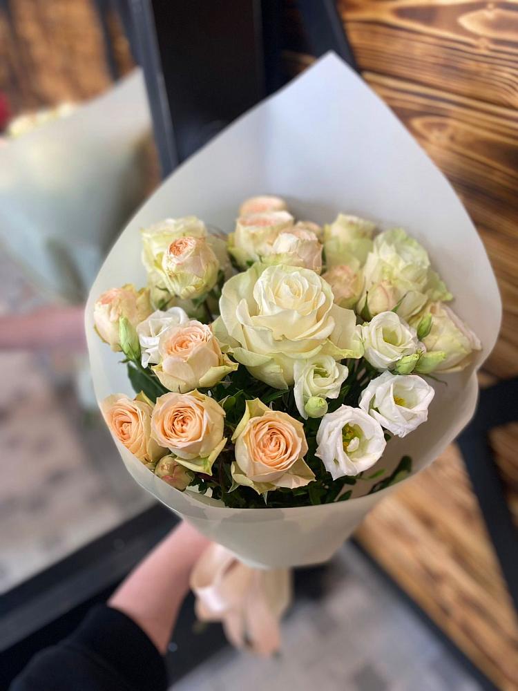 Букет цветов из: Розы и Лизиантусы в Приволжске